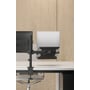 Detaljeret billede af Deltaco laptop holder monteret på VESA-beslag ved siden af en computerskærm på et kontor.