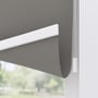 Detalje af underlisten og kuglekæden på det grå MotionBlinds-mørklægningsrullegardin.