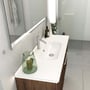 Dansani Kantate møbelvask i hvid porcelæn med et bredt franskbræt og moderne blandingsbatteri, monteret på underskab med træfront.