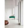 Stelrad Vertex radiator H2200 T10 L300 monteret ved en grøn bænk og læderpuf i rum med hvid væg.