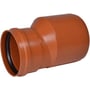 Ostendorf PVC reduktion til kloaksystemer, Ø250/200 mm med SN4 ringstivhed, vist mod en hvid baggrund.