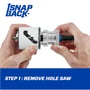 Hænder der monterer en hulsav på Lenox SNAP-BACK™ adapteren, med tekst 'STEP 1: REMOVE HOLE SAW'.