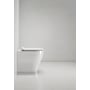 GSI Tono back-to-wall-toilet i hvidt set fra siden, monteret op ad væggen med lukket sæde.