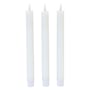 Tre hvide LEDlife LED stearinlys uden flammer står side om side med hvid baggrund.