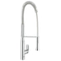 Grohe K7 krom køkkenarmatur med fleksibel, spiralfjederbelagt tud og 1-grebs betjening på hvid baggrund.