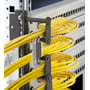Rittal kabelsprosse 4HE i sort metal med 2 samlekamme, som holder gule netværkskabler organiseret i et serverrack.