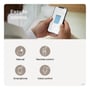 Grafik viser styring af MotionBlinds-mørklægningsrullegardin med app, fjernbetjening, manuelt træk og stemme.
