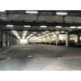 Et stort lagerområde belyst af flere EasyConnect LED armaturer, der demonstrerer effektiv og jævn belysning.