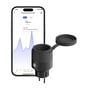 Aqara Outdoor Plug H2 EU med åbent beskyttelseslåg ved siden af en mobilskærm med energiforbrugsgraf.