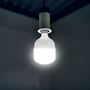 T100 LED pære fra V-TAC monteret i et loft og lyser klart med koldt hvidt lys.