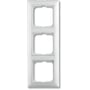 ABB B55 blank hvid ramme til tre moduler set lige forfra med tre firkantede åbninger og en smal yderrand.