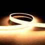 Ansell Lighting H-Cell LED strip, 10 meter, 24V, 2700K varmt hvidt lys, 12mm bred, vist på mørk baggrund.