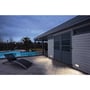 SLV BRICK indbygningsspots lyser monteret nederst i en husfacade ved terrasse og pool.