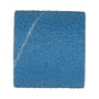 Den blå, ru slibeflade på Norton R822 sliberingen ses tæt på; sliberingen måler 30 x 30 mm og har korn K60.