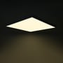LEDlife LED-panelet lyser monteret i et loft og spreder et jævnt, varmt hvidt lys i rummet.