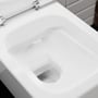 Nærbillede af Hansgrohe EluPura Q hængetoilet i hvidt porcelæn, viser den skyllefri inderside og monteringshuller.