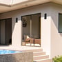 To V-TAC LED væglamper Vt-91008 monteret på et hjørne af et hus ved en pool.