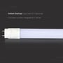 V-TAC Samsung LED-rør T8 ligger vandret med G13-stifterne synlige ved enden og rørets lysende kappe.