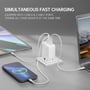 4smarts GaN Flex 65W oplader i brug, tilsluttet en smartphone, tablet og bærbar computer for samtidig hurtig opladning.