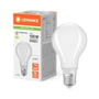 LEDVANCE LED-standardpære med mat glas står ved sin æske, der viser 18 W, 2452 lumen og E27-fatning.