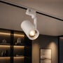 Tændt hvid V-TAC 30 W CCT-skinnespot monteret på en loftsskinne i en butik.