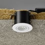 LEDlife Inno88 hvidt indbygningsspot er vist monteret i isolering med kanten synlig nedenunder.