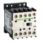 Schneider Electric hjælperelæ serie K med 4NO kontakter og 110V spole, monteret med skruer på en sort base.