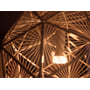 Enkel Philips Hue White Ambiance E27 pære i en moderne lampe med flettet design, der illustrerer lysets effekt.