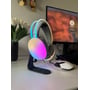 Hvid White Shark Marrok gamingmus står på skrivebordet ved siden af et headset i et gaming-setup.