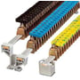 Række af Phoenix Contact AK 16 afgreningsklemmer i sølv med blå, grå og gule farvemærkninger, monteret på samleskinner med monteringsbeslag.