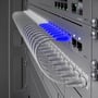 Detaljeret visning af Ubiquiti USW-Pro-Max-24 switch med 2.5 GbE Etherlighting™ porte og tilsluttede blå kabler.