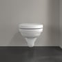 Villeroy & Boch O.Novo væghængt toilet set lige forfra med sædet lukket og monteret på væggen.