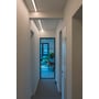 SLV Grazia Pro Flexstrip lyser som en lang, indbygget lyslinje langs loftet i en lys gang.