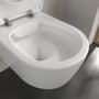 Skålen på Villeroy & Boch Avento-toilettet ses tæt på med sædet løftet og den glatte inderside synlig.