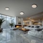 SpectrumLED Nymphea Optima CCT loftlampe med sort ring ses monteret i loftet i en lys, moderne stue.