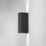 Vinklet visning af Astro Lighting Dunbar 255 sort væglampe, der kaster lys opad og nedad.