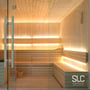 Moderne sauna med indirekte varmhvid LED-belysning fra SLC langs bænkene og væggene.