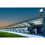 Udvendig belysning af golf driving range med Ansell Lighting Tornado Pro armaturer monteret langs taget.