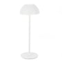 Hvid, opladelig LED bordlampe til indendørs og udendørs brug med en rund fod og en kuppelformet skærm.