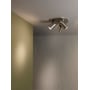 Astro Lighting Ascoli Triple Round spotlampe i mat alu og nikkel monteret i loftet og tændt i et rum.