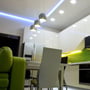 V-Tac 5 meter LED-strip vist monteret langs loft og køkkenskabe med blåligt og gulligt lys i rummet.