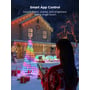 Kvindelig person bruger en smartphone til at styre Govee Cone Tree Lights opstillet udendørs, lyskæden lyser i forskellige farver, mens huset er pyntet.