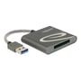 Nærbillede af Delock USB 3.0 kortlæseren i grå med tilhørende USB-kabel og stik, der viser XQD-kortslottet.