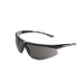 Activewear Rocky 4040 sikkerhedsbrille med grå linse set tættere på, så den brede buede linse og stængerne ses tydeligt.
