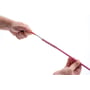 Hænder trækker Super Rod kabelsokken over et pink kabel, der er beregnet til 4-6 mm tykkelse.