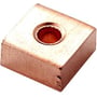 Nærbillede af et enkelt Cubic mellemlæg til skinnekryds i kobber med et rundt hul i midten.