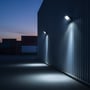 V-TAC LED-projektør på en industribygning lyser en udendørs plads op i skumringen.