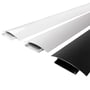 Sort gulvkanal i aluminium, 150 mm dyb og 1,5 meter lang, vist sammen med hvide varianter med buede låg.