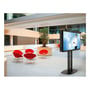 Vogels PUC 2718 Pole-XL monteret med et stort TV i en moderne lobby, med stole og planter i baggrunden.