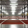 V-TAC T8 LED-armaturer lyser monteret i loftet i et parkeringsanlæg med markerede p-pladser.